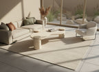Liora – Table basse ondulée en travertin naturel avec piètements cylindriques-Galerie Pietra