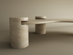 Liora – Table basse ondulée en travertin naturel avec piètements cylindriques-Galerie Pietra