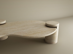 Liora – Table basse ondulée en travertin naturel avec piètements cylindriques-Galerie Pietra