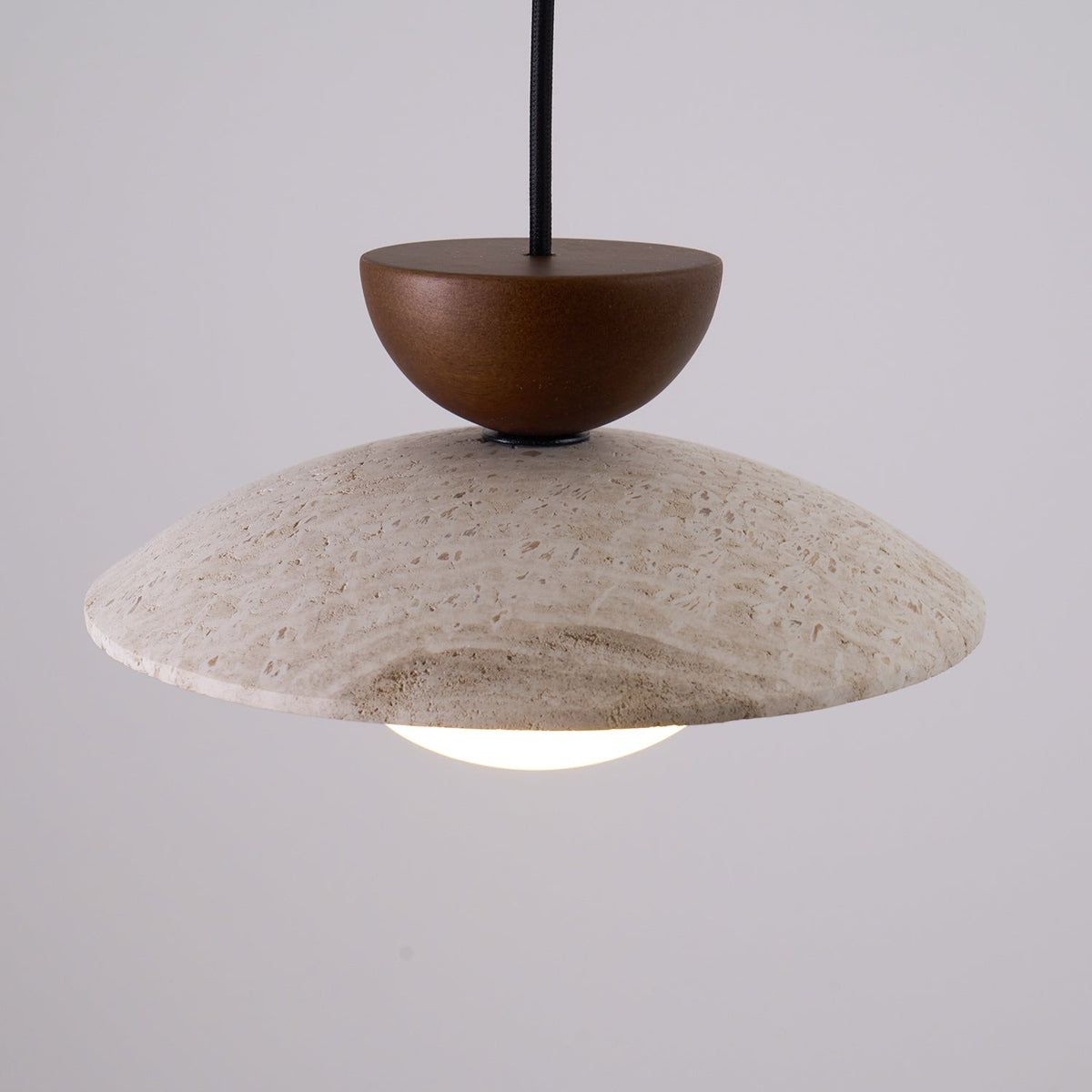 Luma – Suspension en travertin naturel-Galerie Pietra