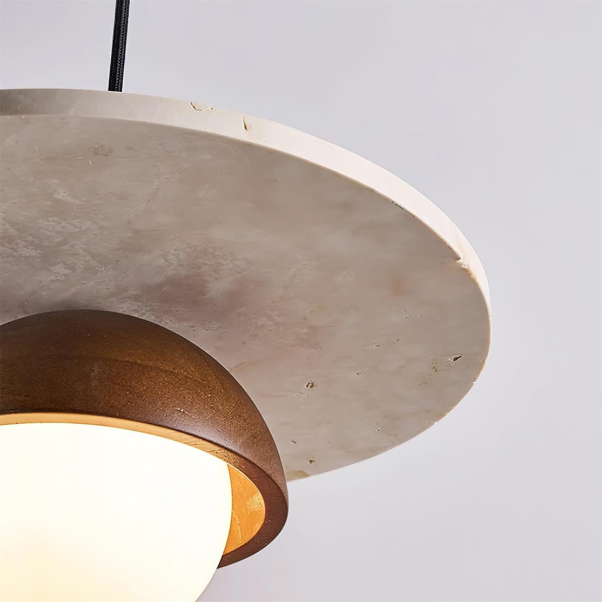 Lunaria – Suspension globe en verre, travertin naturel et bois de noyer-Galerie Pietra