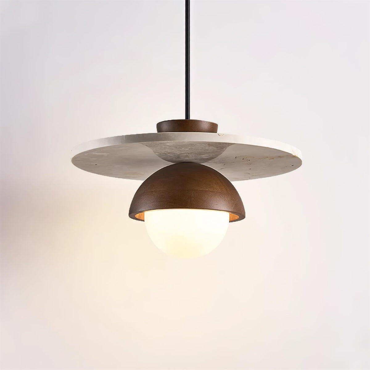 Lunaria – Suspension globe en verre, travertin naturel et bois de noyer-Galerie Pietra