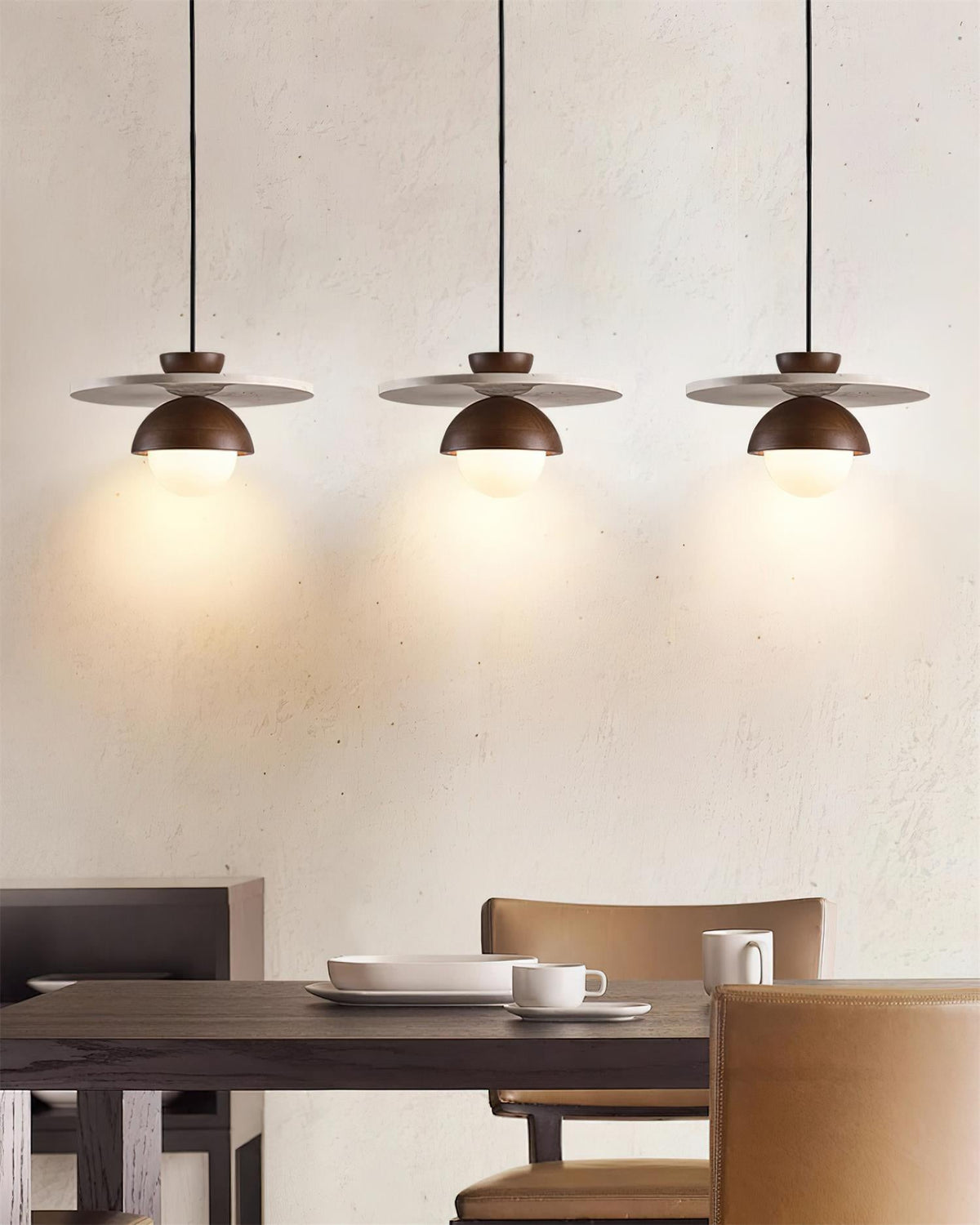 Lunaria – Suspension globe en verre, travertin naturel et bois de noyer-Galerie Pietra