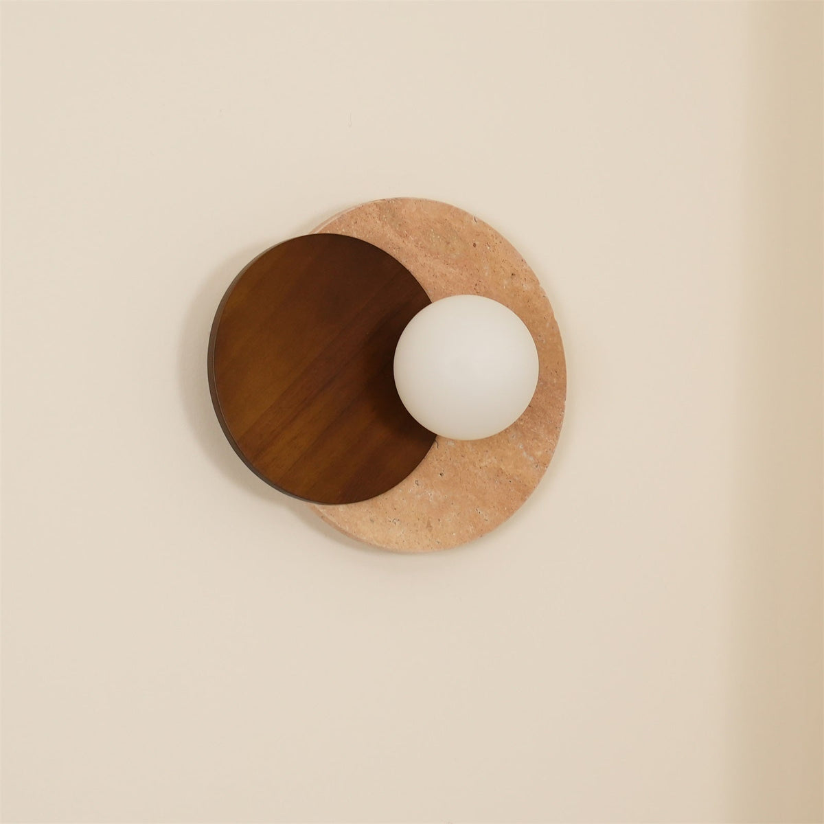 Noria – Applique murale en travertin naturel et bois de noyer à disques superposés-Galerie Pietra