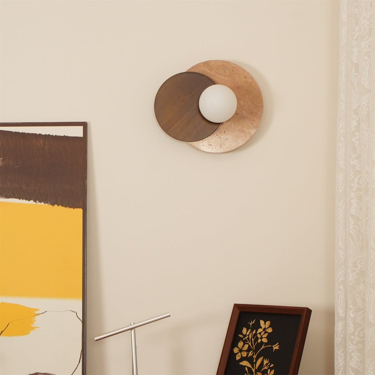 Noria – Applique murale en travertin naturel et bois de noyer à disques superposés-Galerie Pietra