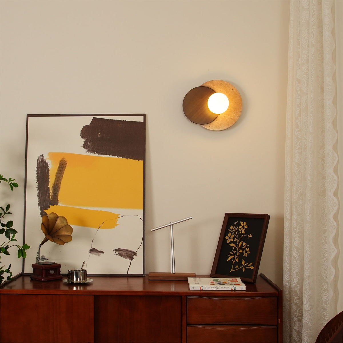 Noria – Applique murale en travertin naturel et bois de noyer à disques superposés-Galerie Pietra