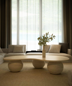 Ondara – Table basse ondulée en travertin naturel avec bases sphériques-Galerie Pietra