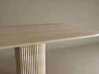Orven – Table à manger rectangulaire en travertin naturel avec piètement rond cannelé-Galerie Pietra